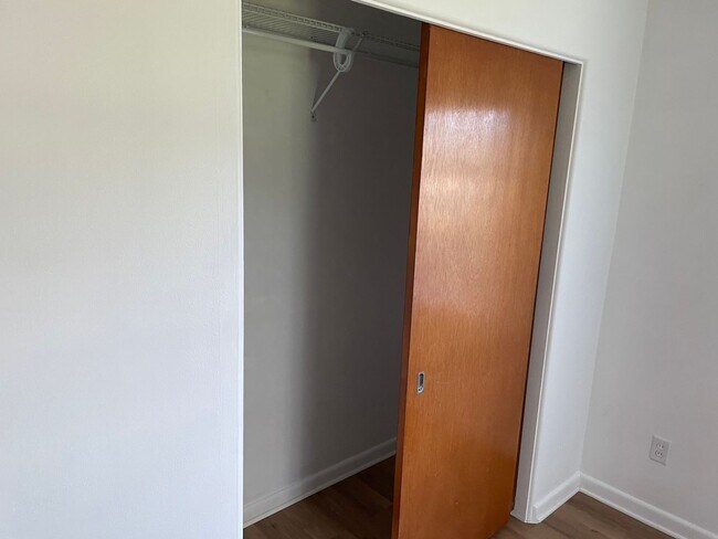 Building Photo - Recently Renovated - New flooring - kitchen - $500 off 1st months rent