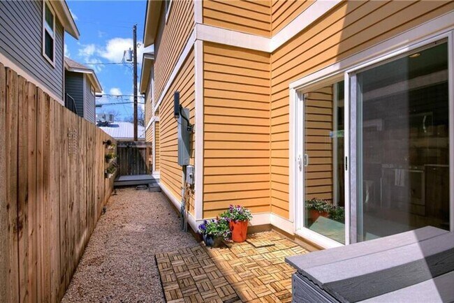 Building Photo - 5106 Caswell Ave