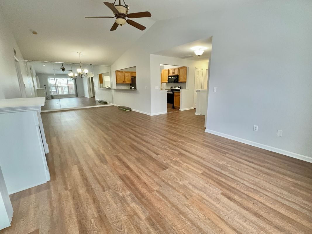 Building Photo - 46116 Rhodes Dr