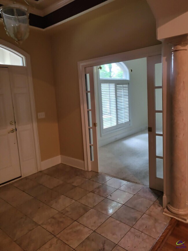 Building Photo - 406 Royal Crest Cir