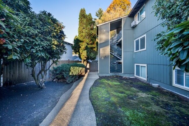 Building Photo - 1st Month FREE!!! 1 Bedroom minutes away from Downtown! Pets OK!