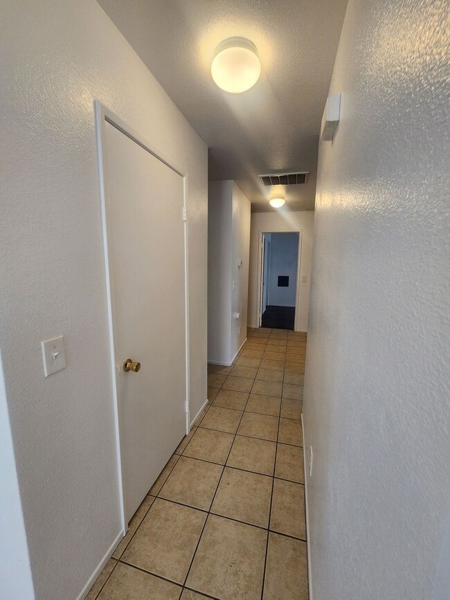 Building Photo - 3 Bedroom 2Bath- A Must See!