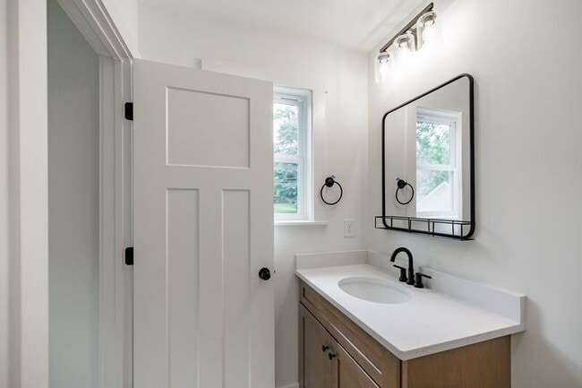 Building Photo - 232 Vine St