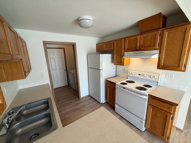 Building Photo - 3 bedroom 2.5 bathroom duplex with large fenced backyard available!!