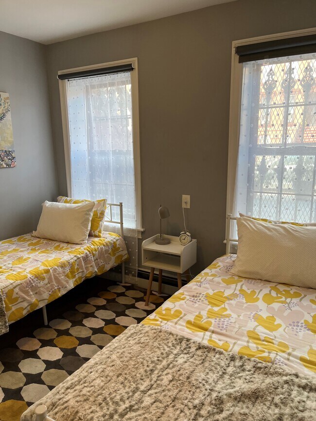 Front bedroom with two single beds - 192 Hart St