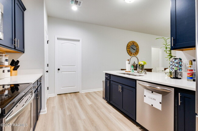 Building Photo - 132 Springsteen Ln