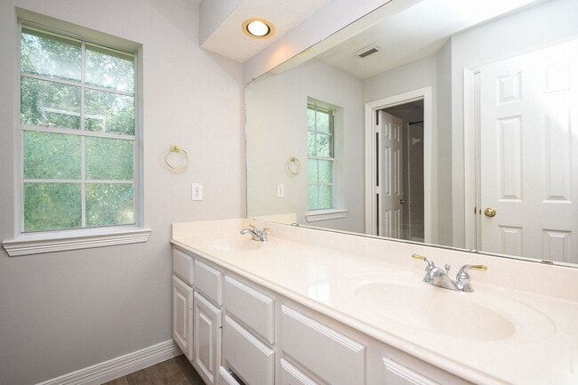 Building Photo - 1803 Red Bud Ln