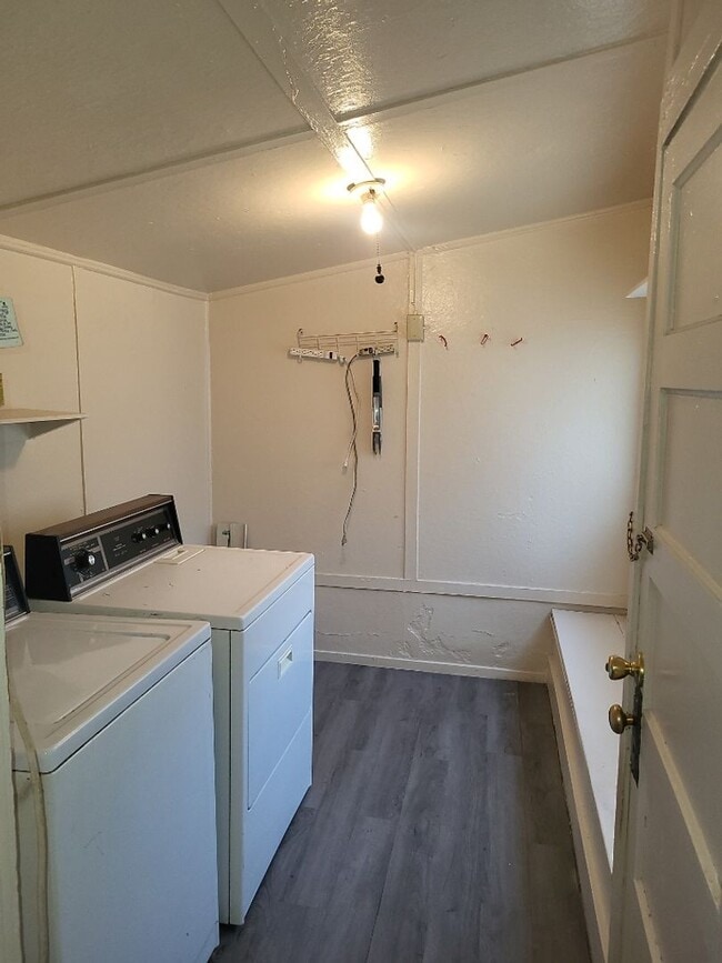 Building Photo - 4381/2 14th St - 2BR house behind Victorian Square in Sparks