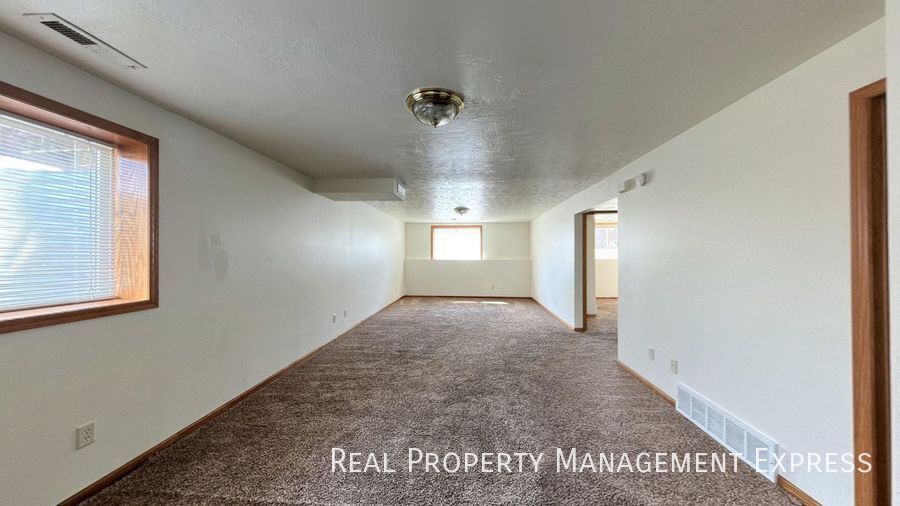 Building Photo - Prime Location 3-Bedroom Gem