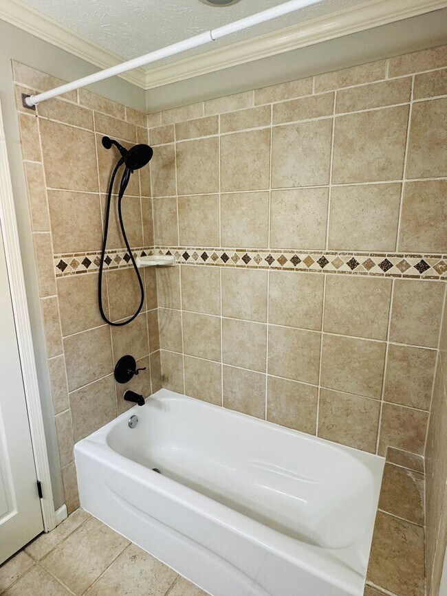 Building Photo - 3-Bedroom home is sure to captivate from t...