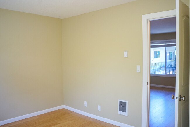 Building Photo - 1-Bed w/Beautiful Kitchen & Off-Street Par...