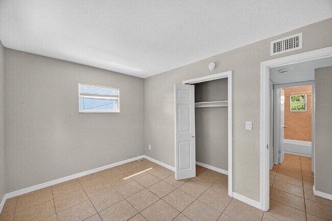 Building Photo - Updated 2 bedroom St. Pete Apartment with Modern Finishes, Private Porch & Utilities Included