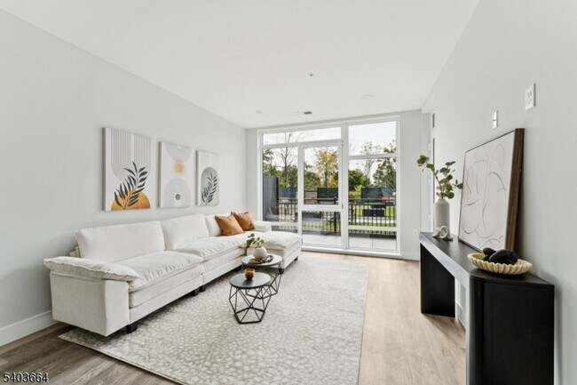 Building Photo - 140 W Webster Ave