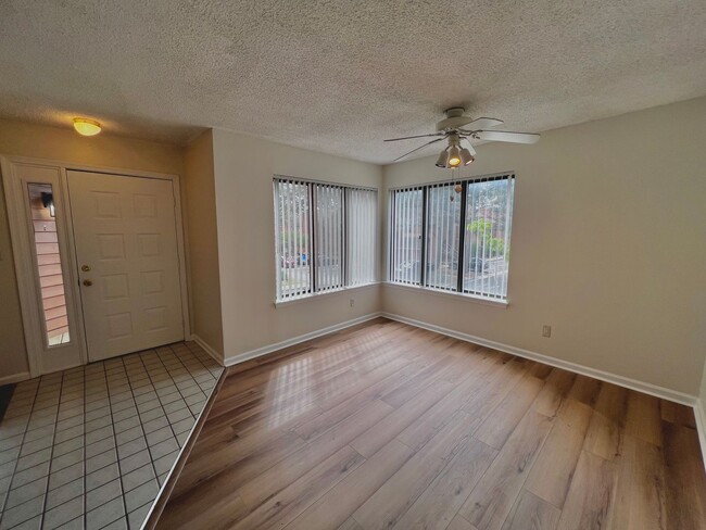 Building Photo - Gorgeous Condo right off Shore Dr, a stree...
