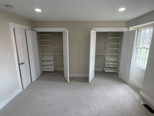 Building Photo - BEAUTIFLLY UPDATED TOWNHOME