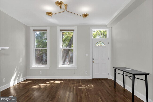 Building Photo - 117 15th St SE