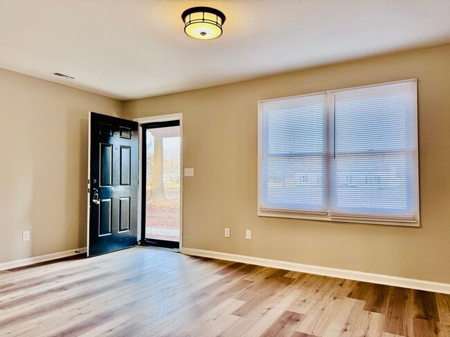 Building Photo - 40 Pine Dr