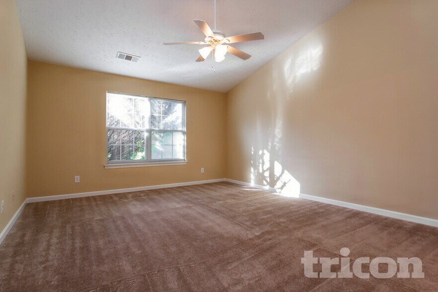 Building Photo - 425 Crested View Dr