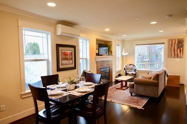 Building Photo - 3 Bedroom 2.5 Bath Queen Anne Townhome