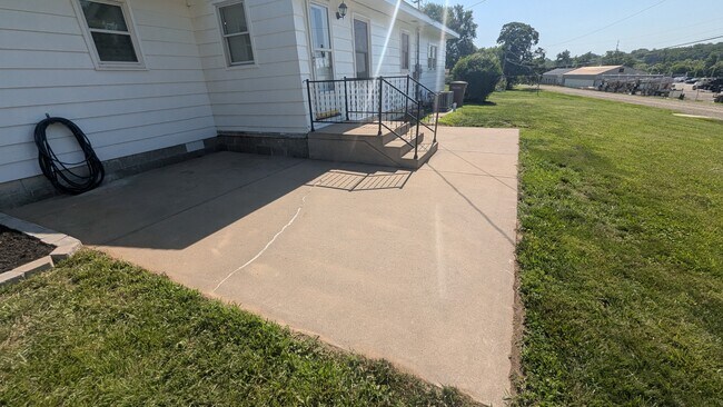 Building Photo - 2221 Millwood Dr