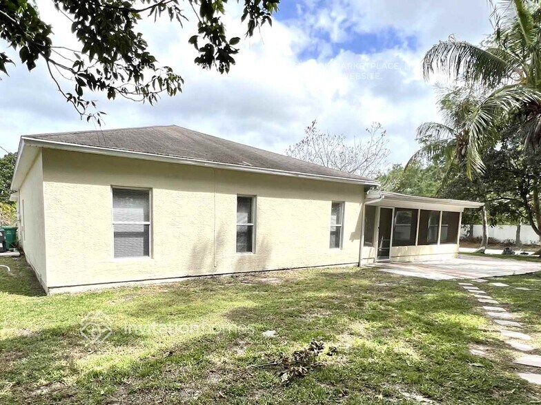 Building Photo - 102 NW Carmelite St