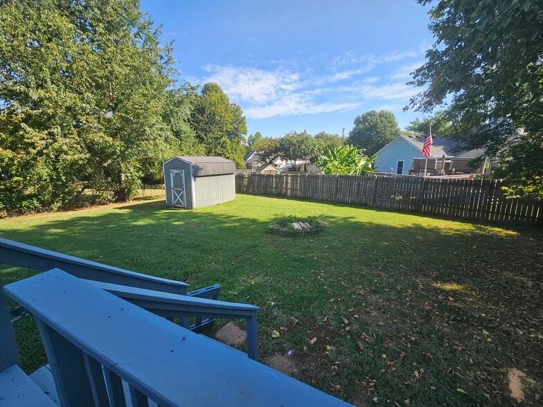 Building Photo - 1529 Stone Hill Rd