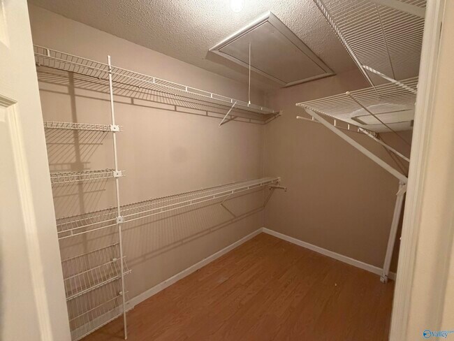 Building Photo - 1524 Forestview Dr SW