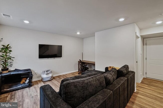 Building Photo - 865 Weald Way