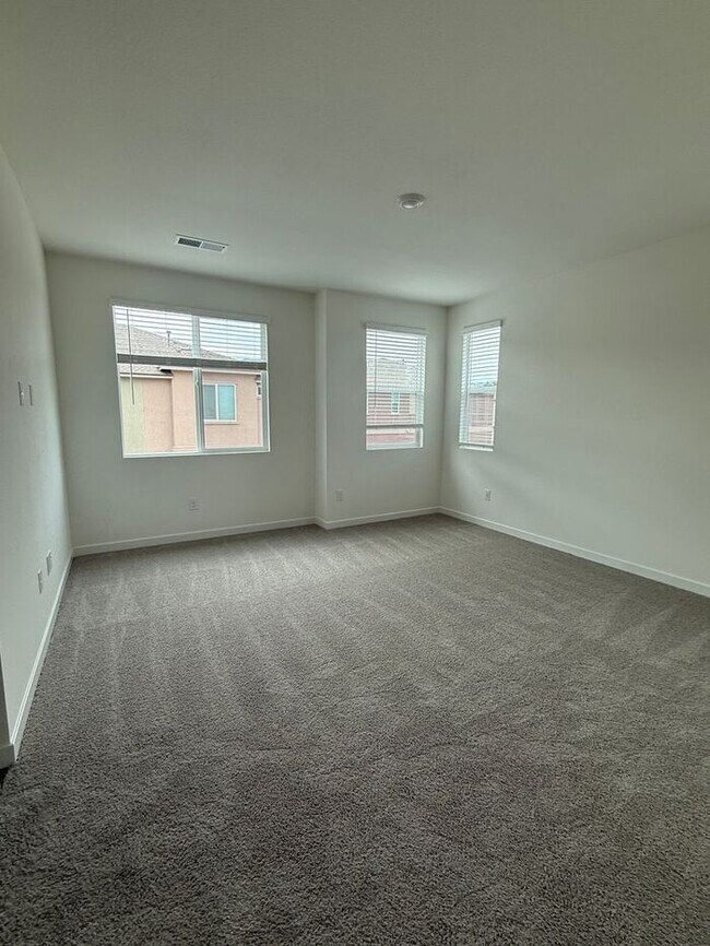 Building Photo - Brand-New 3 Bed | 2.5 Bath Townhome in Carson City