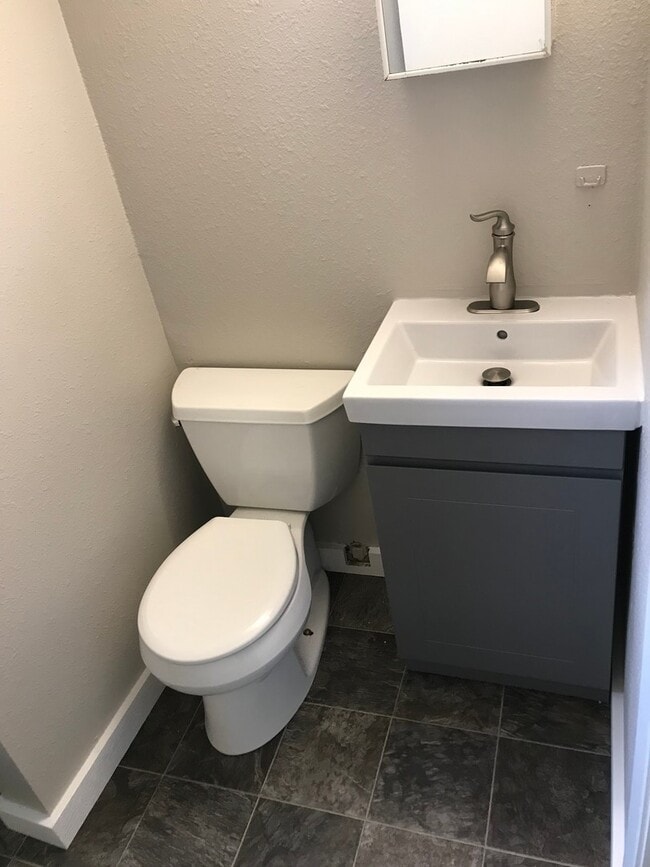 Building Photo - Large 5 bed 3 bath family home with two separate kitchens! Close to Augustana!