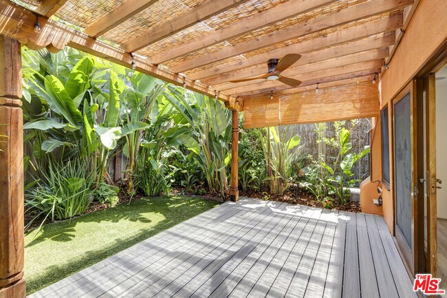 Building Photo - 1138 1\2 N Poinsettia Pl
