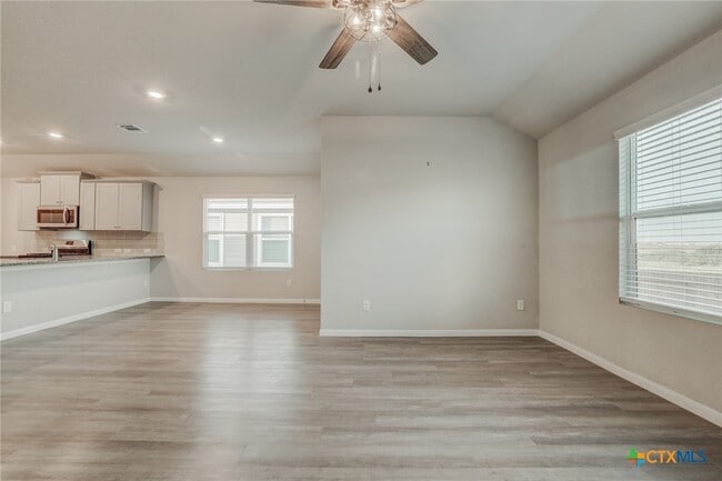 Building Photo - 1945 Redstart