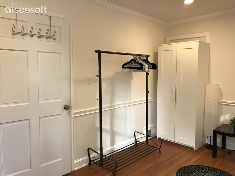 Room # 4 with private bath - 4427 Nebraska Ave NW