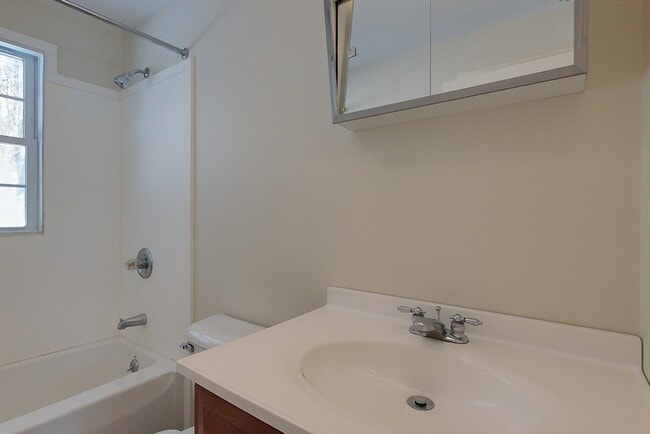 Building Photo - 661 South Rd