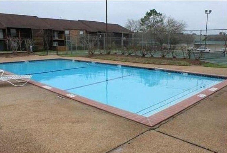 Building Photo - 904 University Oaks Blvd