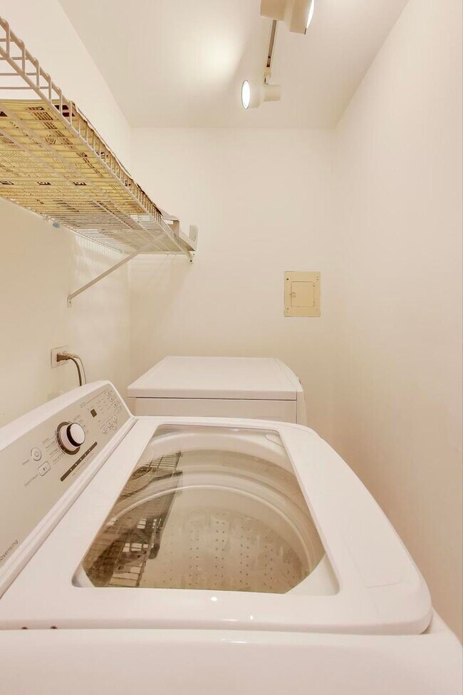 Building Photo - 5400 N Sheridan Rd