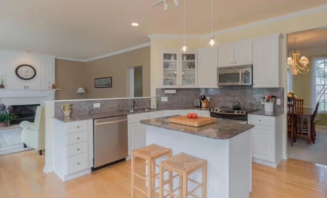 Building Photo - Beautiful large 4 bedroom Home