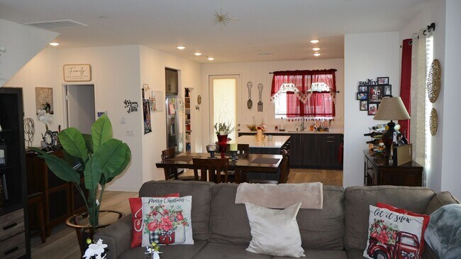 Building Photo - 4 bedrooms 3.5 baths townhome in South San Diego