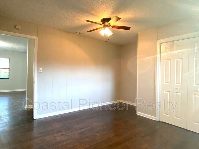 Building Photo - 1612 E 33rd Ave