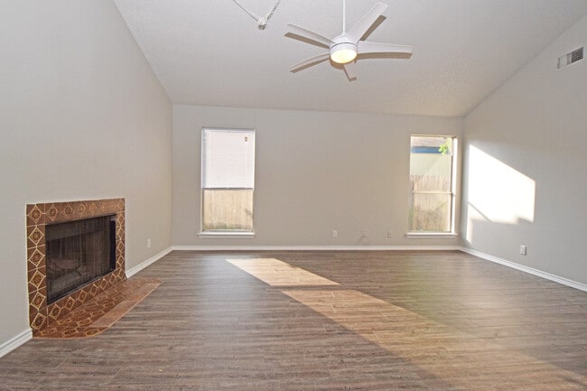 Building Photo - King Albert