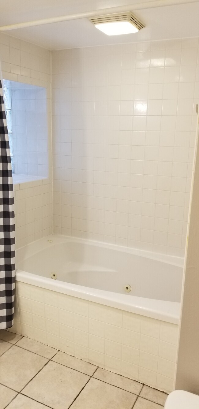 Building Photo - 4039 N Long Ave