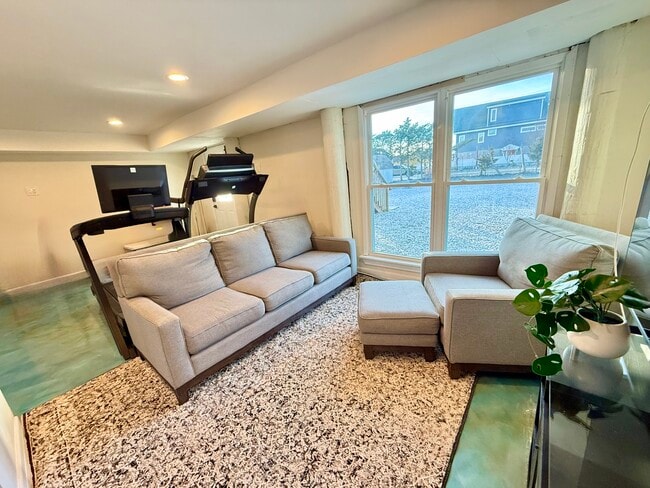 Building Photo - 256 Alley Ave