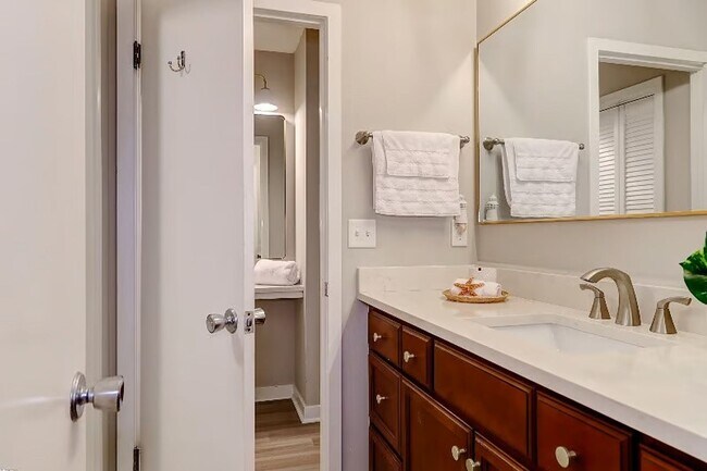 Building Photo - 2BD/2BA Town Home Mount Pleasant Fully Furnished - Available Feb 1st, 2026 LEASE TERM NEGOTIABLE