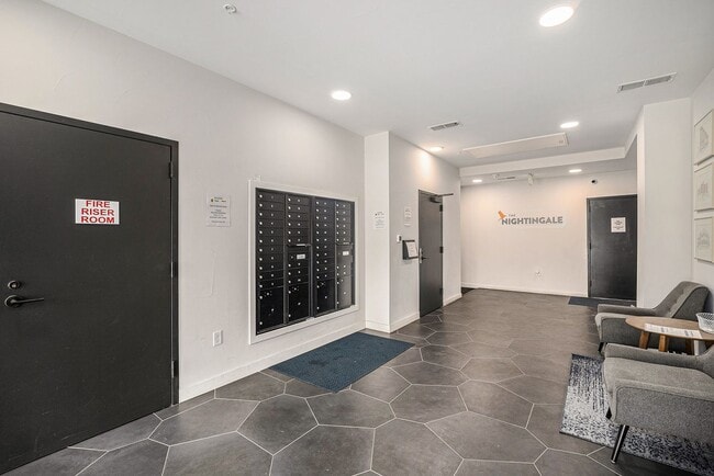 Building Photo - Centrally located 1 bedroom in the heart of Uptown! STUDENT SPECIAL AVAILABLE