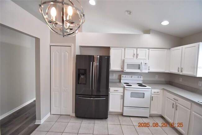 Building Photo - 944 Ridge Haven Dr