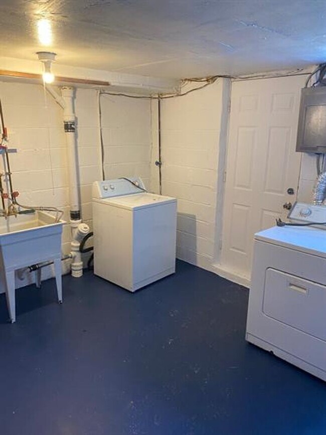 Building Photo - Two Bedroom Home