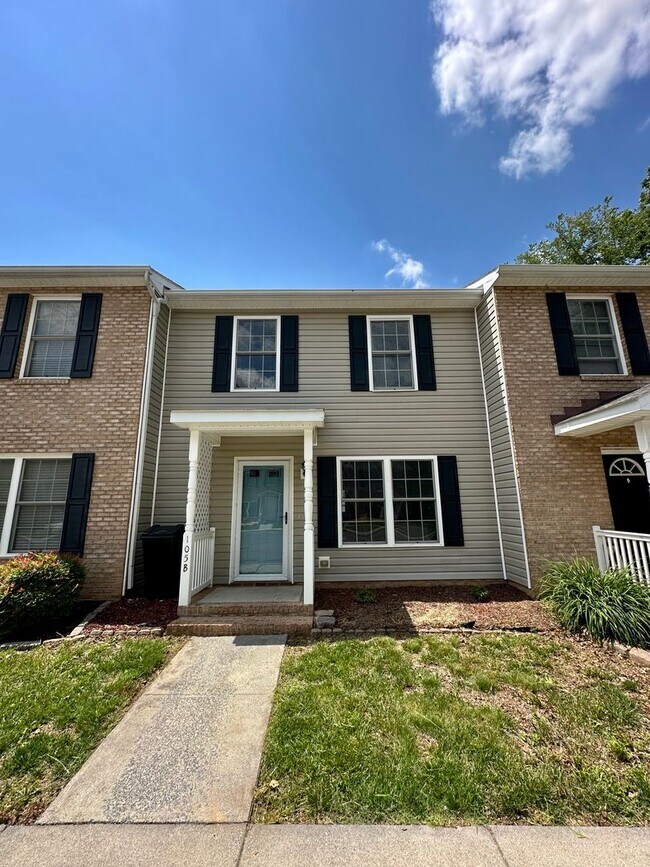 Primary Photo - 2 bedroom 2.5 bathroom townhome for rent! ...