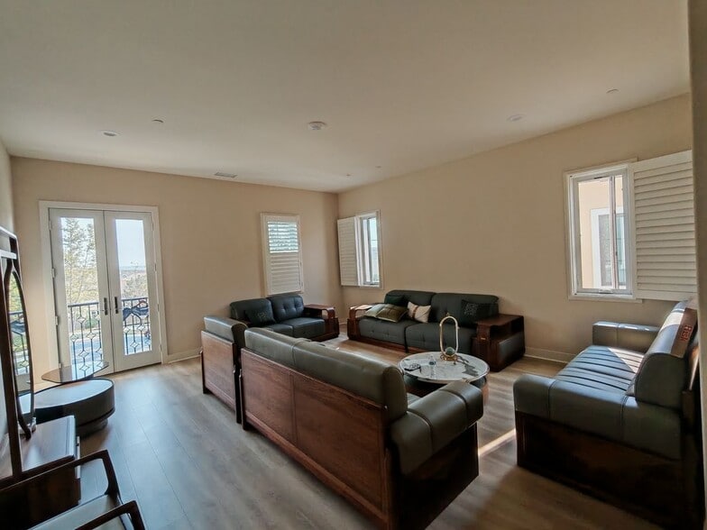 Building Photo - 55 Thrasher