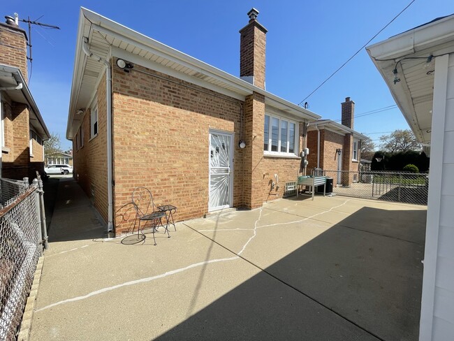 Building Photo - 7009 Sunnyside Ave