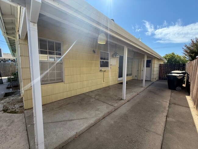 Building Photo - Cozy 2 bedroom 1 bathroom with pool!